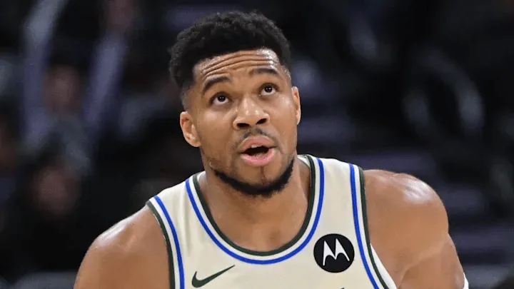 kaiyun体育-字母哥三节7投5中,罚球6中3得到13分11篮板4助攻2失误